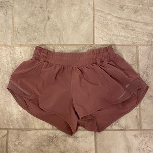 lululemon hotty hot shorts 2.5”